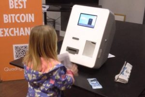Enfant en train d'acheter des Bitcoins