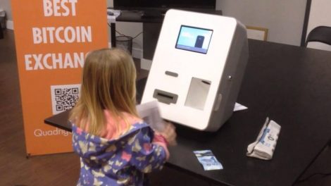 Enfant en train d'acheter des Bitcoins