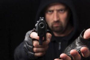 Voleur armé d'un pistolet