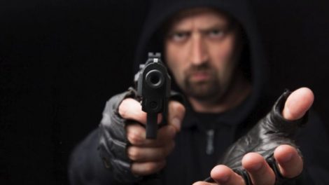 Voleur armé d'un pistolet