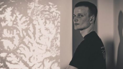 Vitalik Buterin en noir et blanc