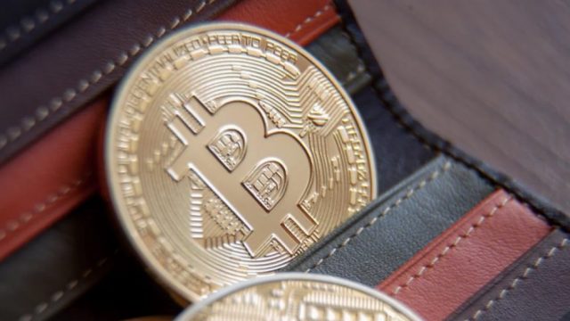 portefeuille contenant des pièces de Bitcoin