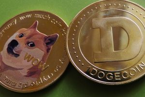 Deux pièces de Dogecoin