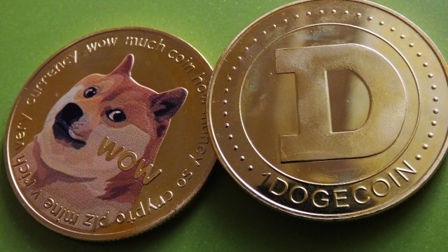 Deux pièces de Dogecoin